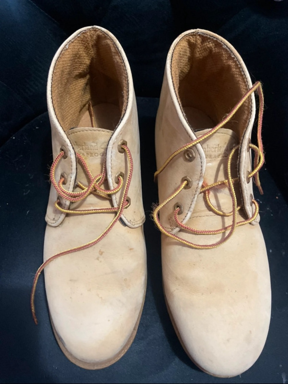 Timberland Men’s Light Beige Suede Chukka Boots with Two-Tone Laces
